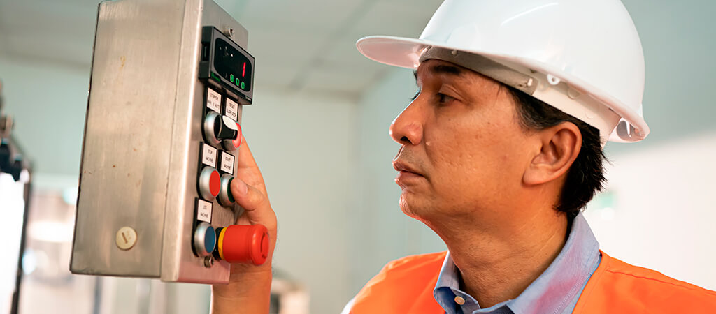 Empleado haciendo ajustes en el sistema de ejecución de fabricación