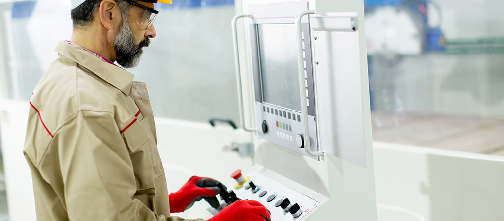 Hombre trabajando en el sistema de ejecución de fabricación