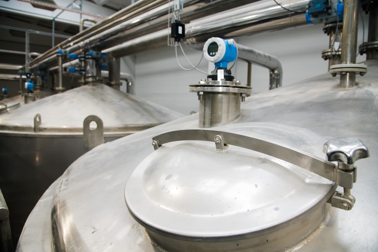 Ultrasonido, radar o vibración: conoce los tipos de sensores de nivel que tu proceso realmente necesita tipos de sensores de nivel industrial ultrasonico radar vibratorio tanque silo proceso