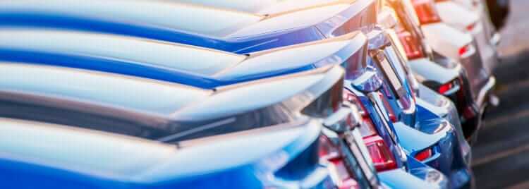Automóviles nuevos alineados en una planta automotriz